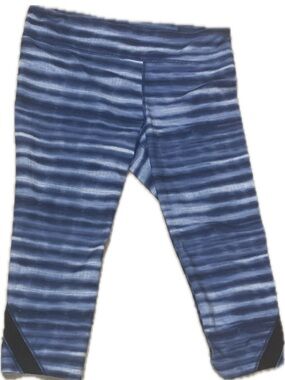 Under Armour cropped style printed performance leggings/women’s large/sculpted